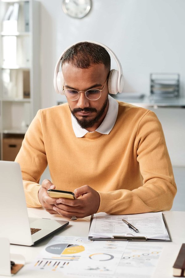 Quelle est la meilleure méthode pour appliquer un sérum à l'acide hyaluronique sur peau mature?