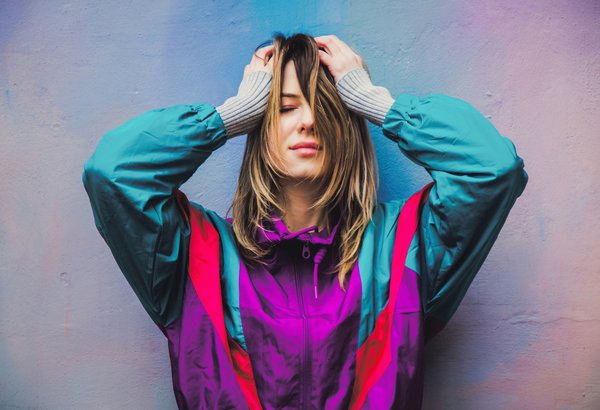 Quelles astuces pour associer des escarpins en daim à une tenue de travail en hiver?