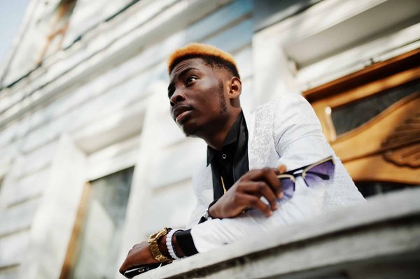 Quelle stratégie adopter pour porter des vêtements à imprimés africains dans un cadre professionnel?