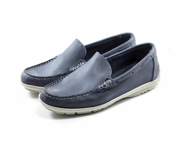 Comment marier des mocassins avec une robe d'été pour un look preppy-chic?